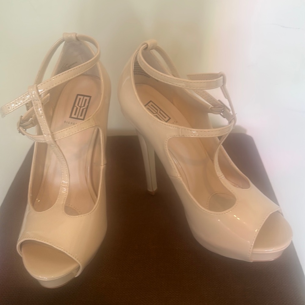 Signature brand 4.5 inches heel shoes